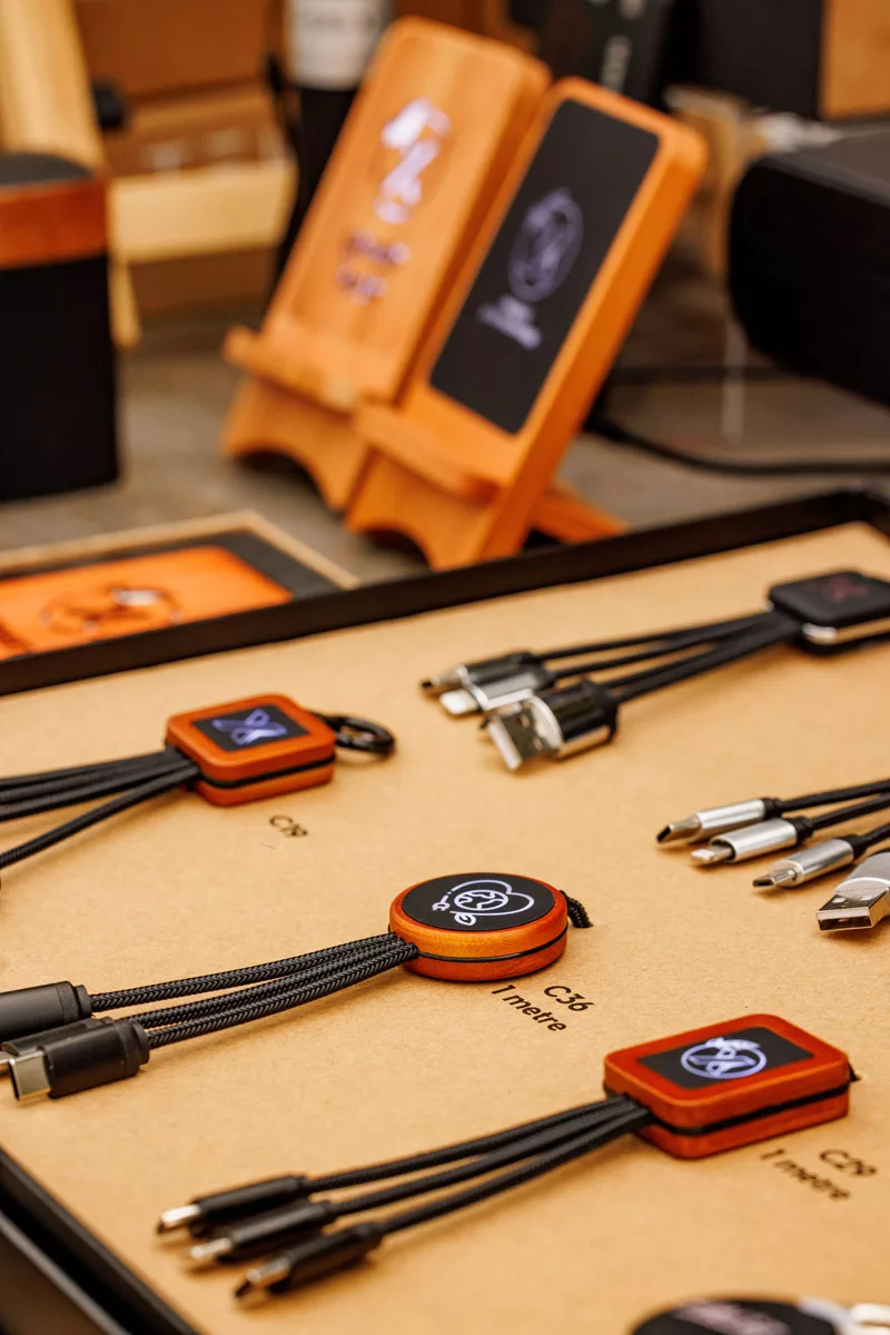 Merchandise met logo zoals kabels en gadgets