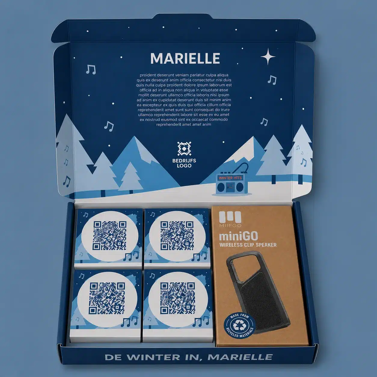 Open Ons Geluid geschenkbox met vier pakjes scanbare QR-kaartjes en een MIIEGO miniGO speaker, gepersonaliseerd met voornaam en bedrijfslogo