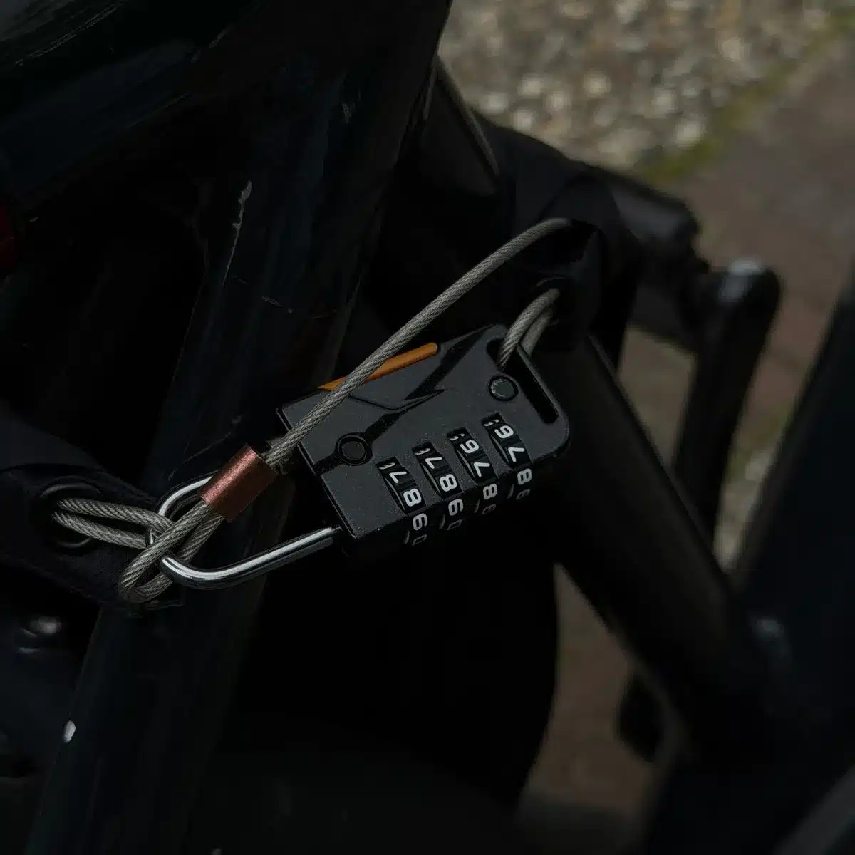 Cijferslot zonder sleutel van de Lokko helmtas aan een fietskader