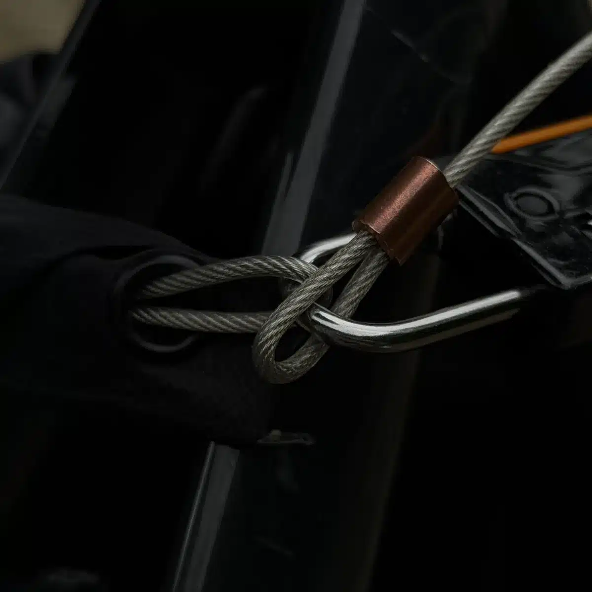 Stalen kabel van de Lokko helmtas door het slot