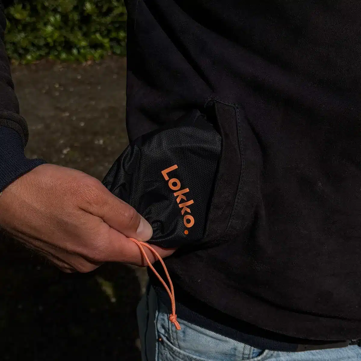 Opgeplooide Lokko helmtas uit een jaszak gehaald
