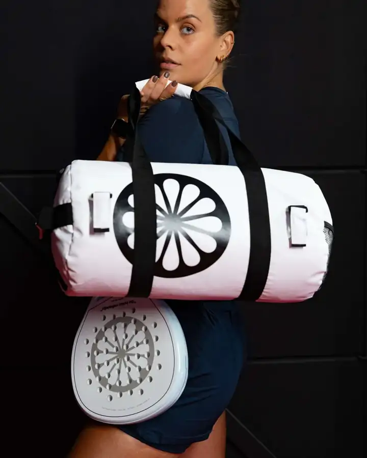 Sportster met witte The Indian Maharadja duffel bag en padelracket