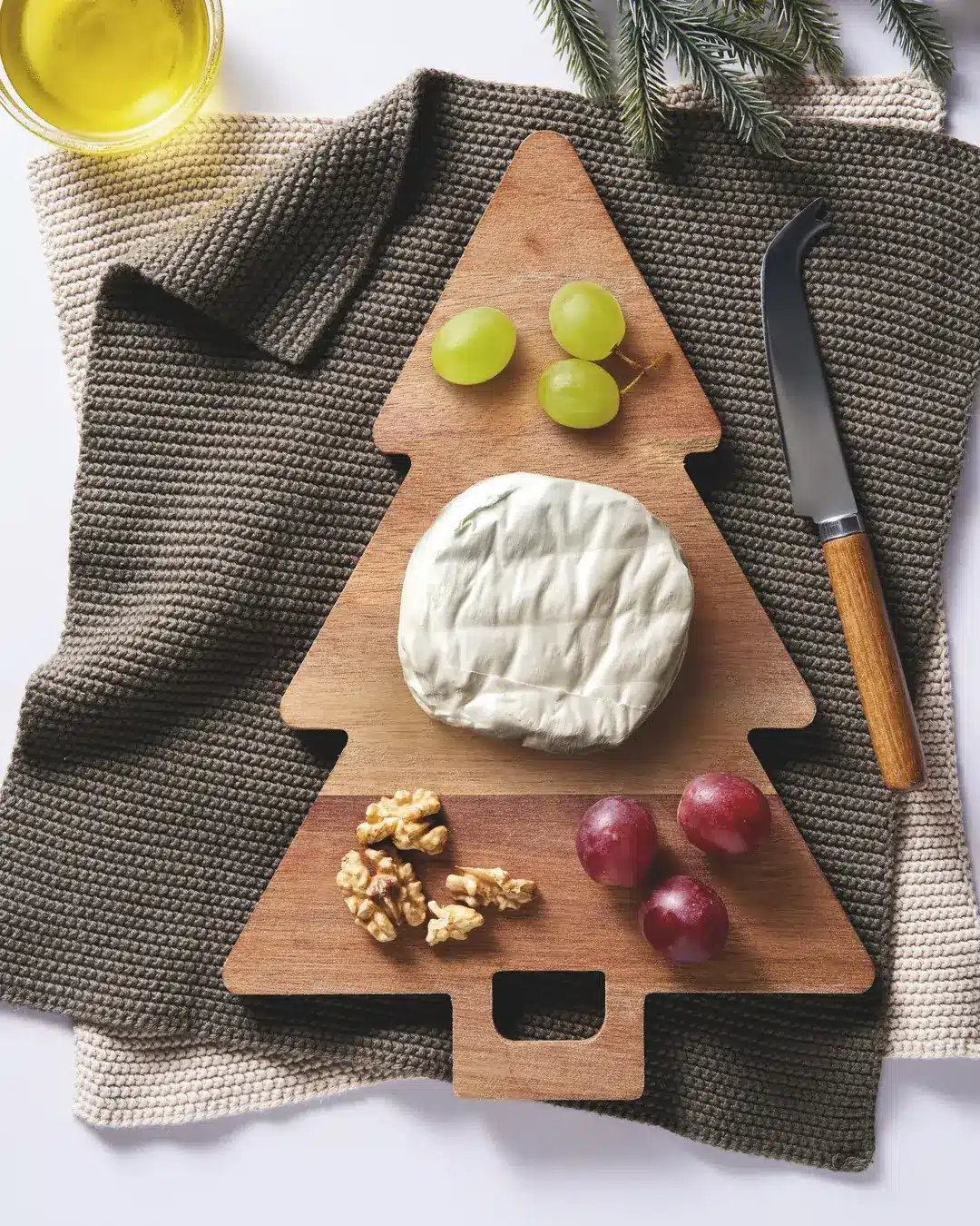 ARBETO acacia serveerplank kerstboom op een feestelijk gedekte tafel